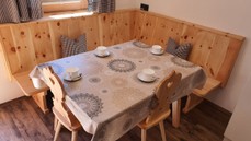 13-appartment-drei-zinnen-zirbenwohnbereich-02.jpg