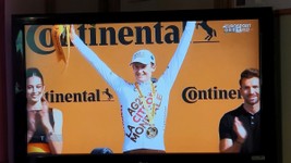 Felix-Gall-Tour-de-France-Koenigsetappe-15-siegesfeier.jpg